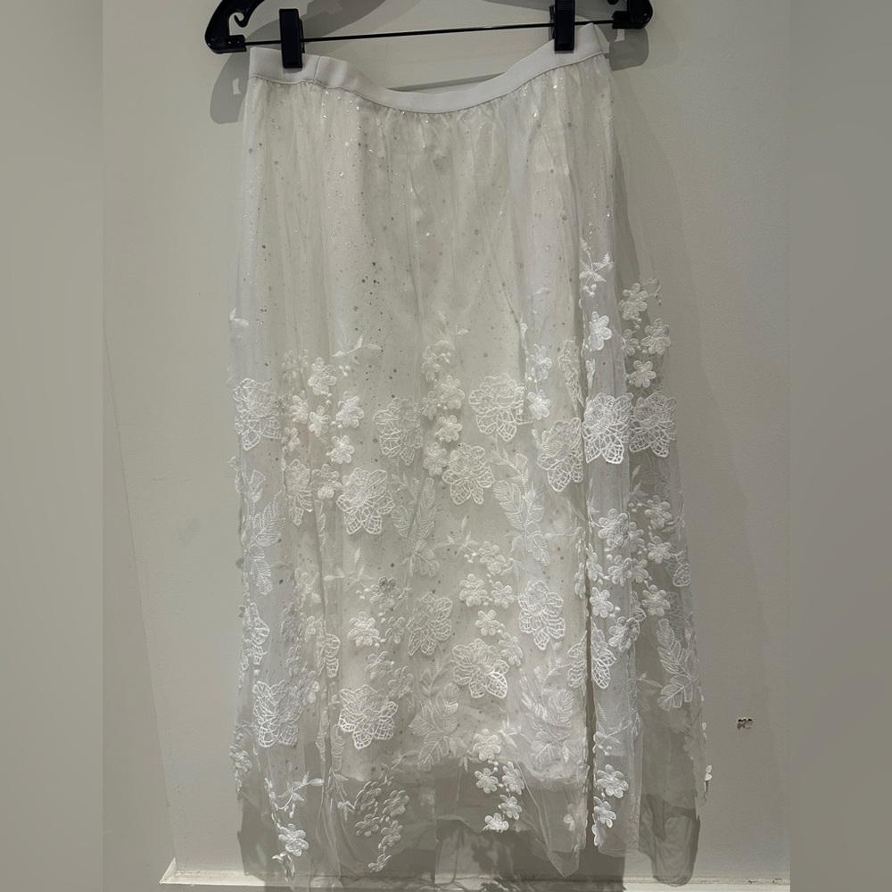 NWOT- Chic White Floral Embroidered Skirt